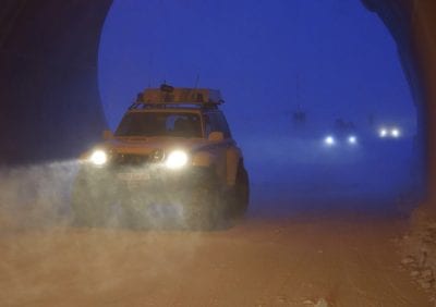Ástandið slæmt á Ólafsfirði – Járnplötur og brak úr húsum á víð og dreif