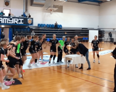 Sjáðu bikarinn fara á loft – KA/Þór fagna deildarmeistaratitlinum
