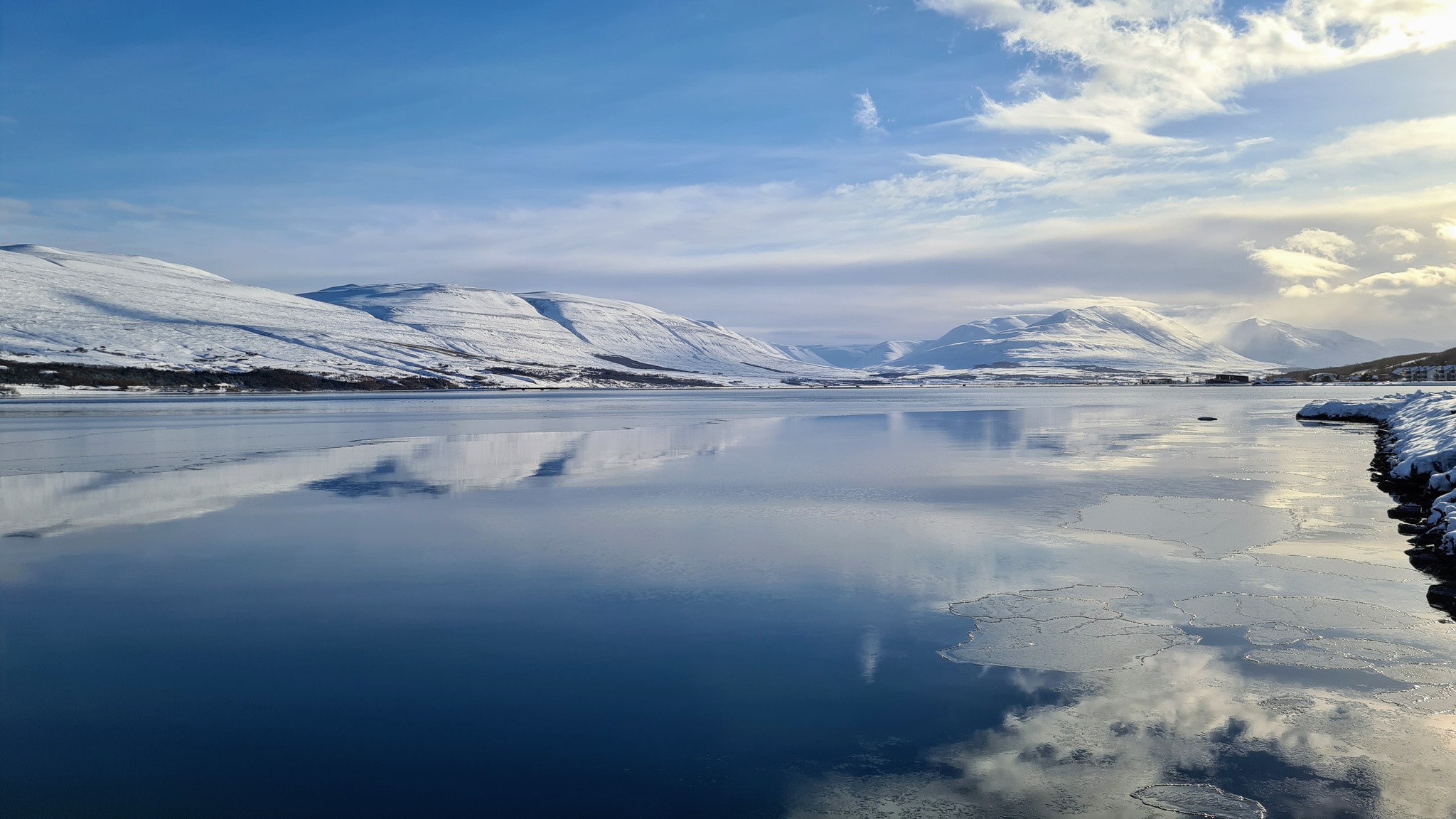 Nokkrar tilkynningar um að fólk sé að fara út á lagnaðarísinn á Pollinum