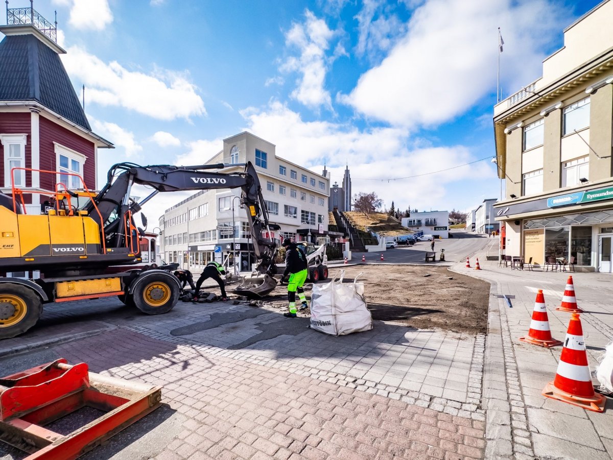 Gatnamótin við Kaupvangstorg lokuð