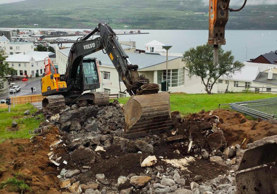 Framkvæmdir hafnar við að brjóta niður gömlu kirkjutröppurnar