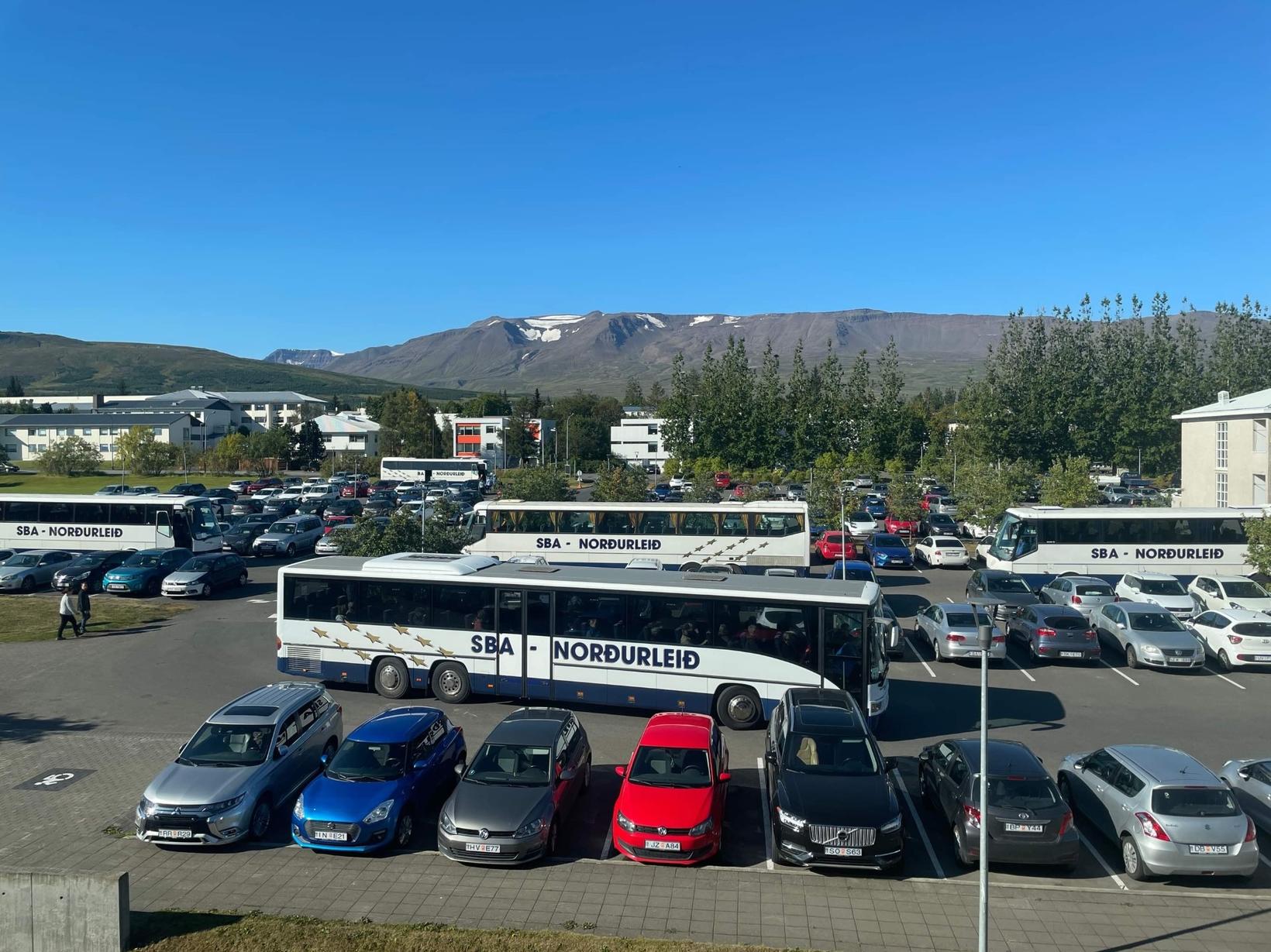 Menntskælingar orðnir þreyttur á rútum sem taka yfir bílastæði við skólann