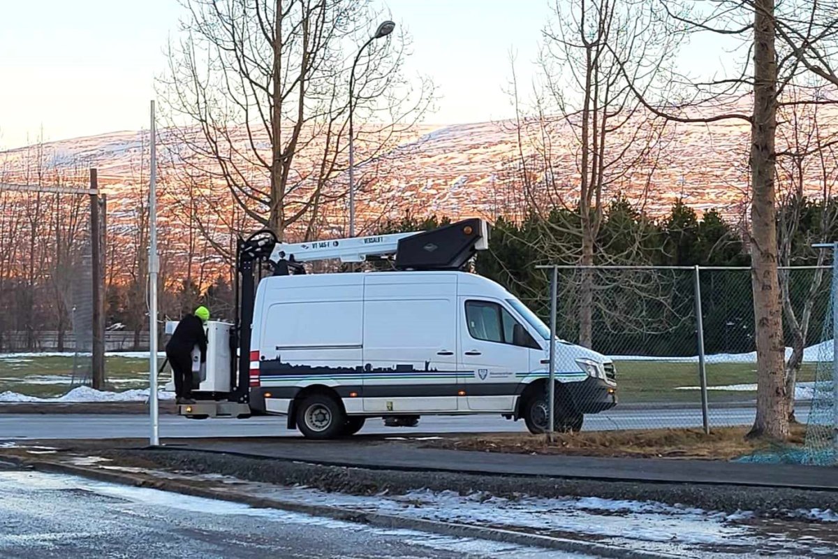 Upplýstur göngustígur milli Bogans og Skarðshlíðar