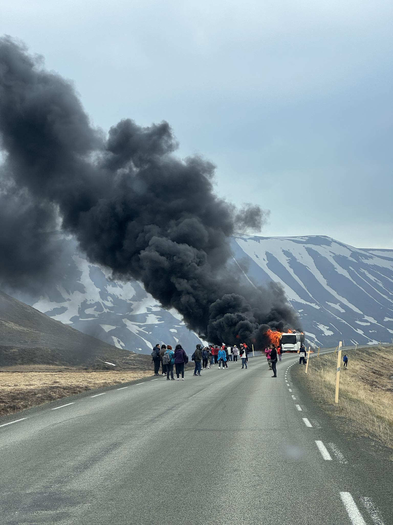 Uppfært: Rúta stendur í ljósum logum í Víkurskarði