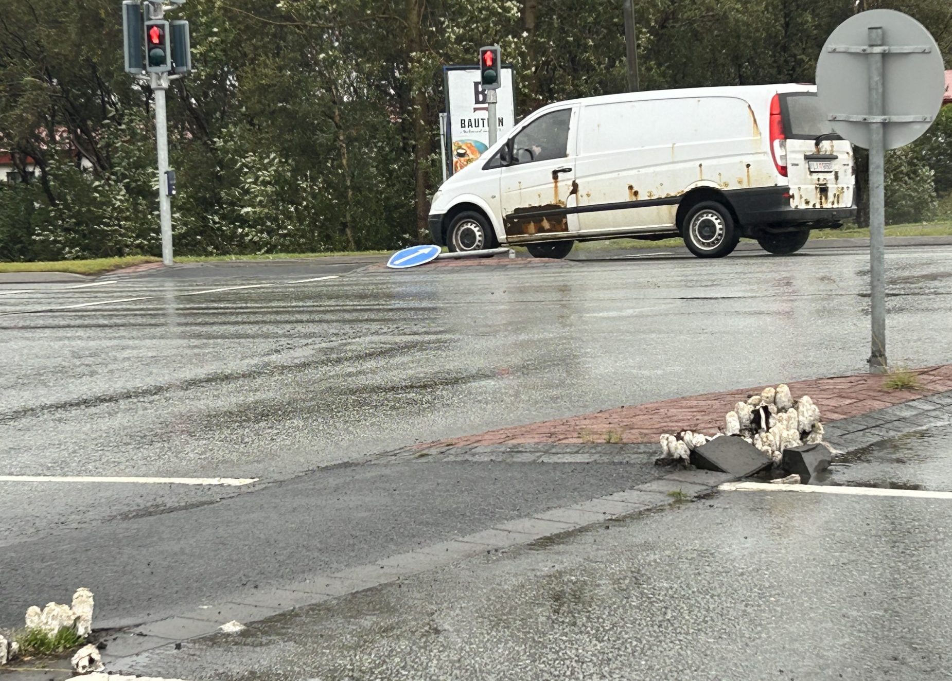 Ullblekill braust í gegnum umferðareyju