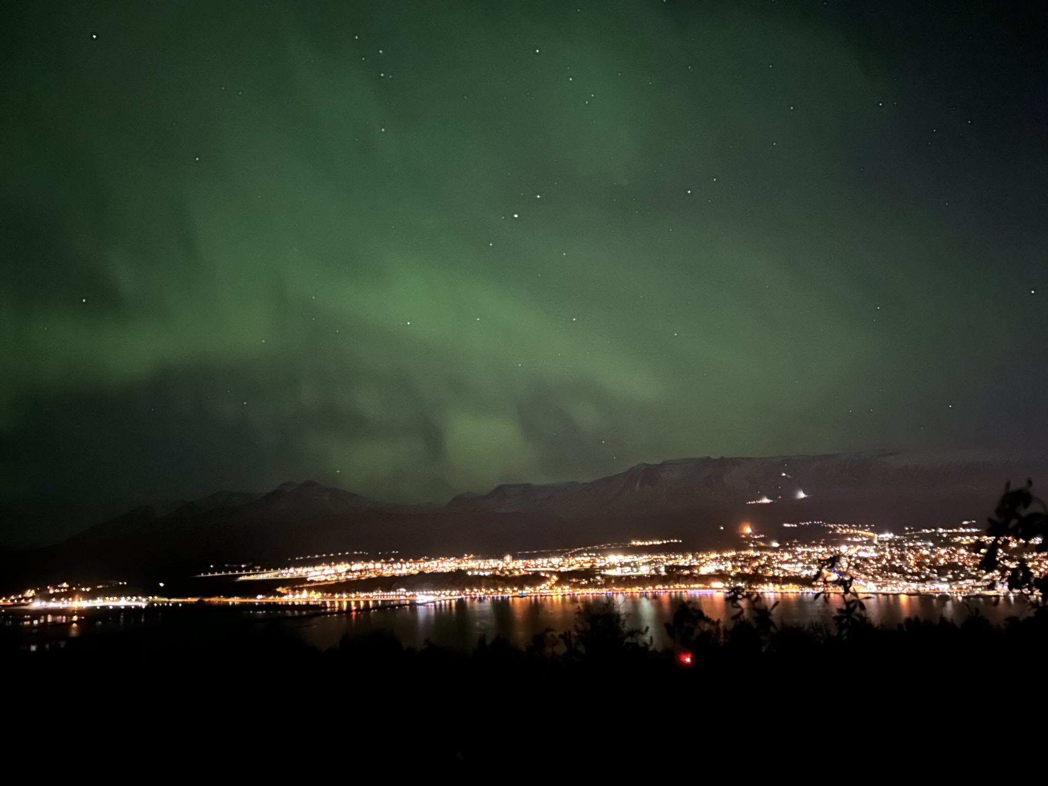 Norðurljós dönsuðu yfir Akureyri í nótt – MYNDIR