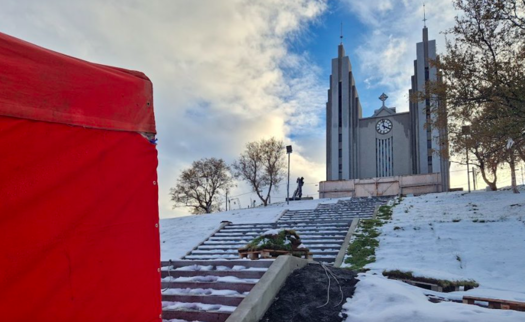 Fátt sem getur komið í veg fyrir að framkvæmdum á nýjum kirkjutröppum ljúki fyrir árslok