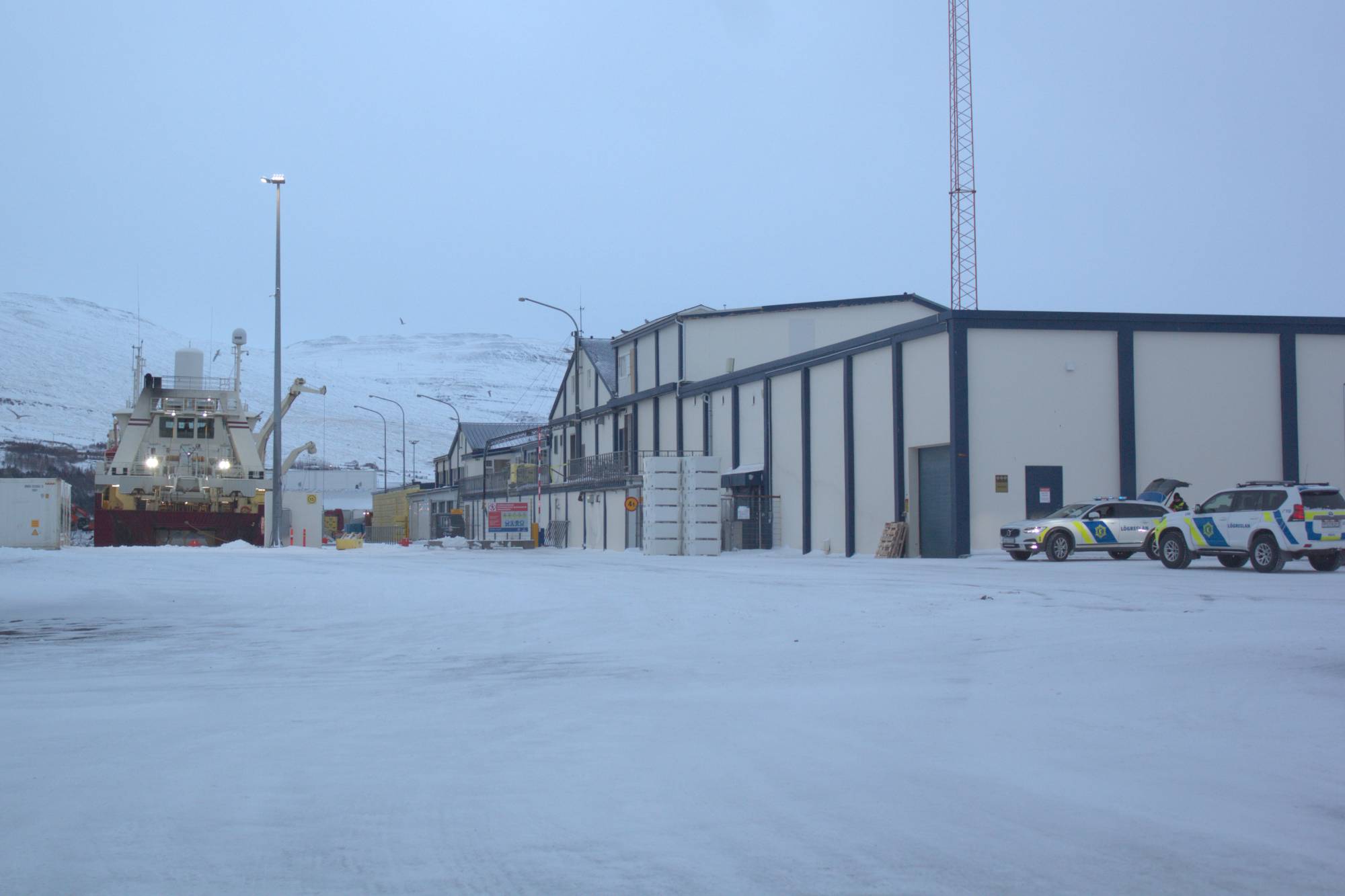 Búið er að rýma ÚA-bryggjuna vegna djúpsprengju – Uppfært