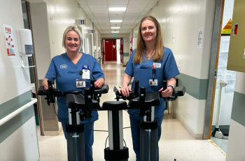 Bryndís María Davíðsdóttir, deildarstjóri skurðlækningadeildar og Dagbjört Sigurpálsdóttir, sjúkraliði á skurðlækningadeild